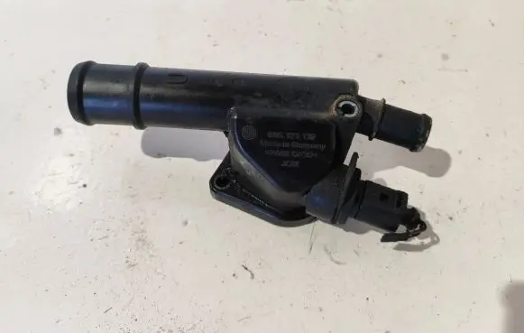 Volkswagen PASSAT B6 Engine coolant pipe/hose 03G121132