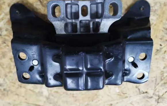 Skoda Octavia Mk3 (5E) Engine mount bracket 5Q019955R