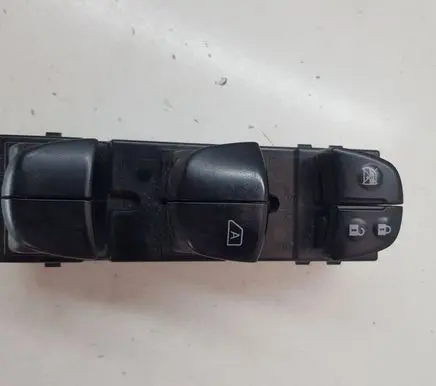 Nissan Juke I F15 Electric window control switch 254011KK0B