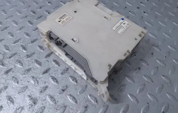 Lexus GS 300 350 430 450H Fuse module 8267230240 8273030631