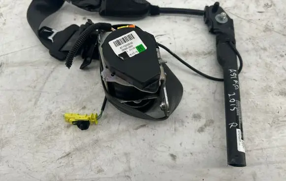 Opel Astra J Front seatbelt 617023500