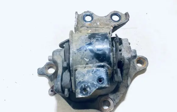 Mazda 6 Engine mount bracket