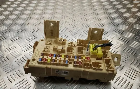 Toyota Avensis T250 Fuse module 8264105070
