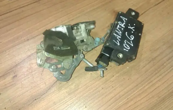 Hyundai Lantra I Rear door lock