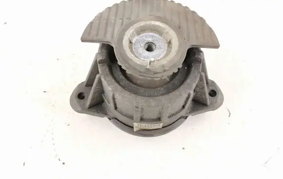Mercedes-Benz C W204 Engine mount bracket 2042400117 2042404217