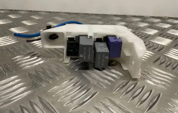 Toyota Avensis T270 Relay mounting block 9008087021