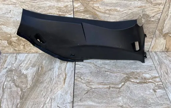 Maserati Levante (C) pillar trim 670040379 30823
