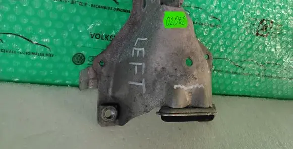 Engine mounting bracket