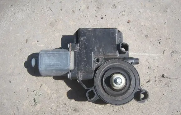 Volkswagen Multivan T6 Front door window regulator motor 7E0959802H