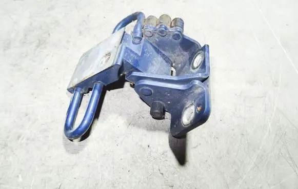 Audi A4 S4 B6 8E 8H Front door lower hinge 8E0831411