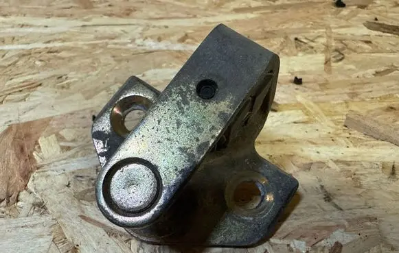 Ford Focus Front door lock loop/hook striker 96BGF21982AJ