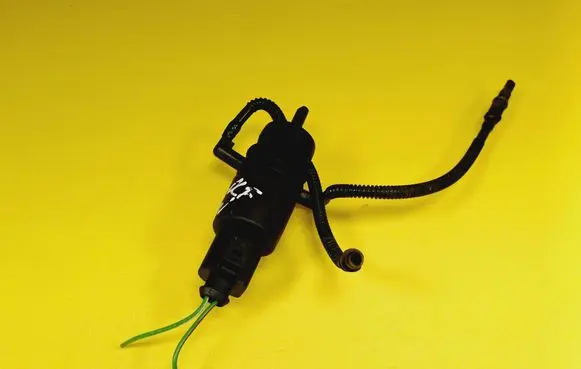 Volkswagen Golf IV Windscreen/windshield washer pump 1J0973722