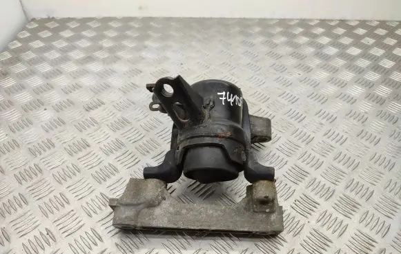 Toyota RAV 4 (XA30) Engine mount bracket
