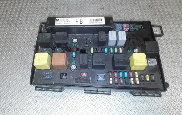 Opel Zafira B Fuse module 13206754