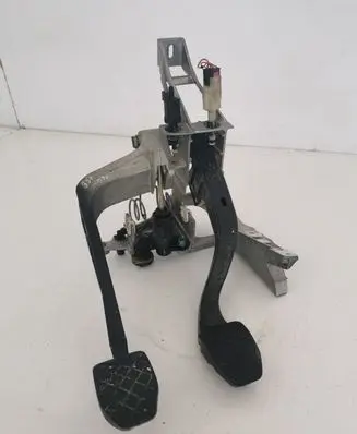 Volkswagen PASSAT B5.5 Pedal assembly 8D1721117