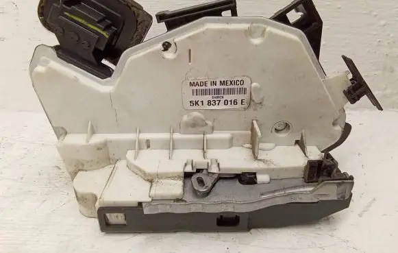Volkswagen Beetle A5 Front door lock 5K1837016E
