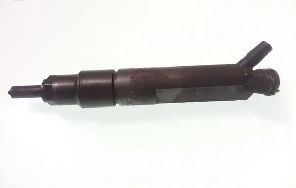 Volkswagen Golf III Fuel injector 028130201G