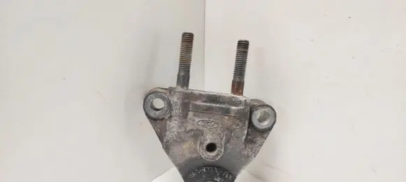Engine mounting bracket