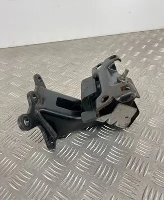 Nissan Navara D23 Engine mount bracket 11220EUR0A