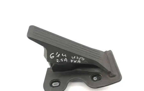 Accelerator throttle pedal