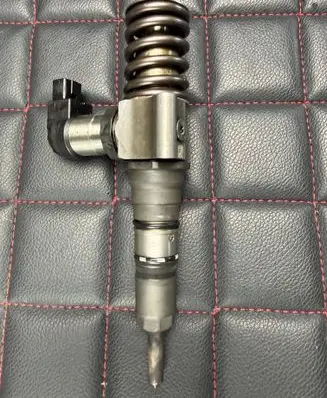 Volkswagen PASSAT B6 Fuel injector 03G130 120531 0735