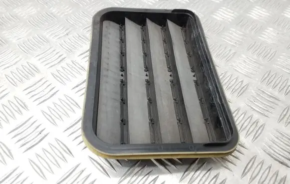 Quarter panel pressure vent