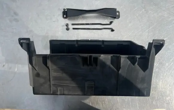 Ford Mondeo Mk III Battery box tray cover/lid 1S7T10757AG YS7T10718AA D15ZA