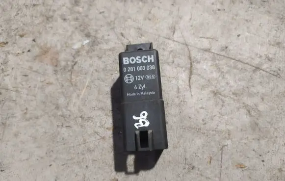 Volkswagen PASSAT B6 Glow plug pre-heat relay 038907281D