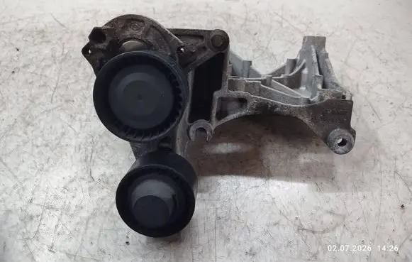 Nissan X-Trail T32 Generator/alternator bracket