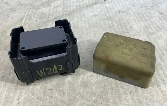 Mercedes-Benz E W212 Central locking vacuum pump A0008000018