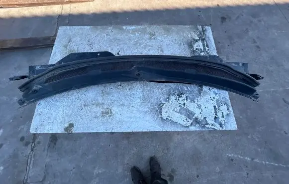 Jeep Grand Wagoneer Wiper trim 68425523AE 55911