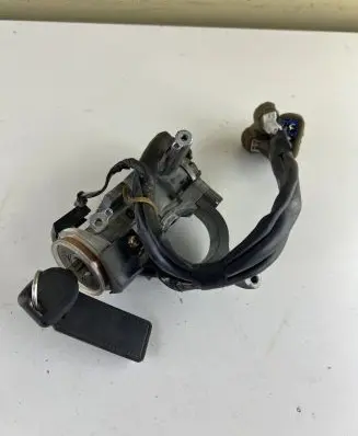 Mitsubishi L200 Ignition lock 8910137 P371183