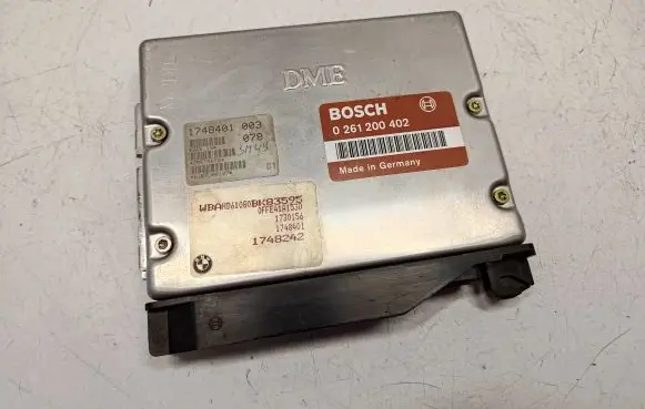 BMW 5 E34 Engine control unit/module 0261200402 1748401 12141748401