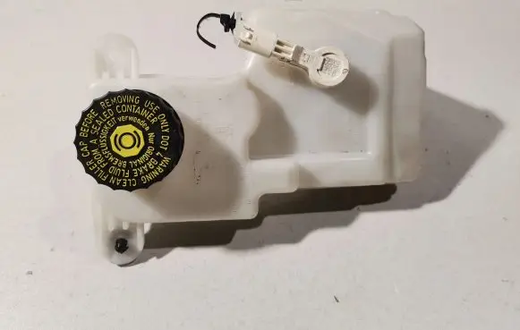 Brake fluid reservoir