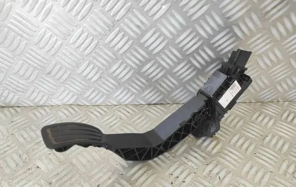 Accelerator throttle pedal