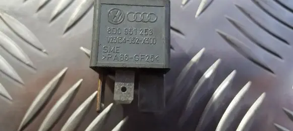 Volkswagen PASSAT B5.5 Other relay 8D0951253 V23134-J52-X300