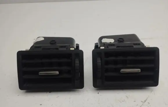 Ford Focus C-MAX Dashboard side air vent grill/cover trim 3M51R018B09 3M51R018B08