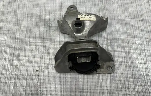 Renault Megane E-Tech Engine mount vacuum valve 112102491R