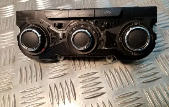 Skoda Octavia Mk2 (1Z) Climate control unit 3T0820047M