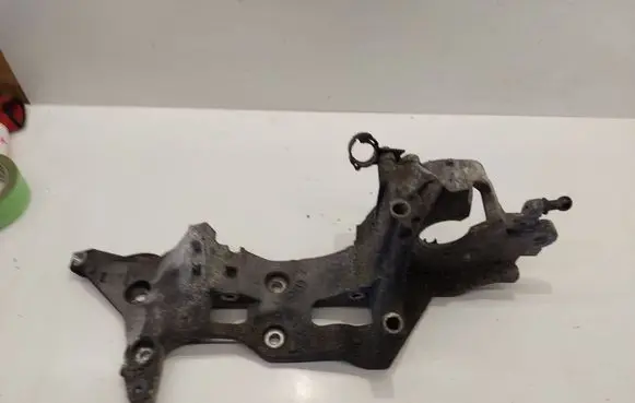 Volkswagen PASSAT B8 Generator/alternator bracket 04L903143D