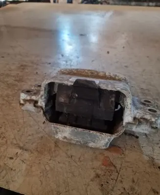 Volkswagen PASSAT B7 Engine mount bracket