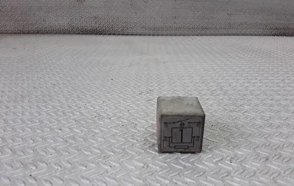 Volkswagen Golf III Other relay 171906383