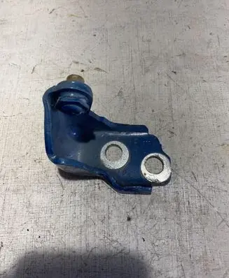 Ford Mustang VI Front door lower hinge P001A