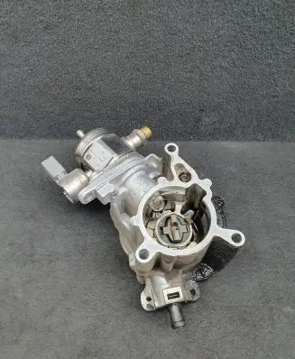 Audi A4 S4 B8 8K Vacuum pump 06J145100B 06H127025N 06J145100F