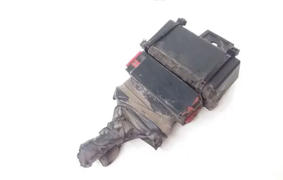 Peugeot 307 Fuel pump relay 240107