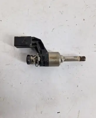 Volkswagen Scirocco Fuel injector 03C906036M
