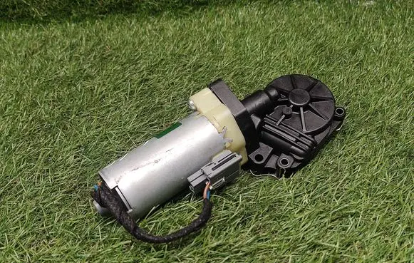 Volvo S60 Seat adjustment motor 198388103 0130002526