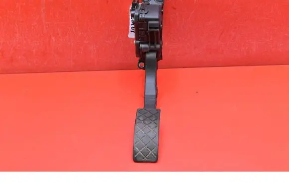 Accelerator throttle pedal