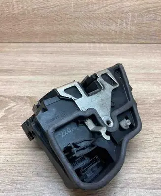 BMW 1 E81 E87 Front door lock 7167077 A046998 FRONTLEFTSIDE