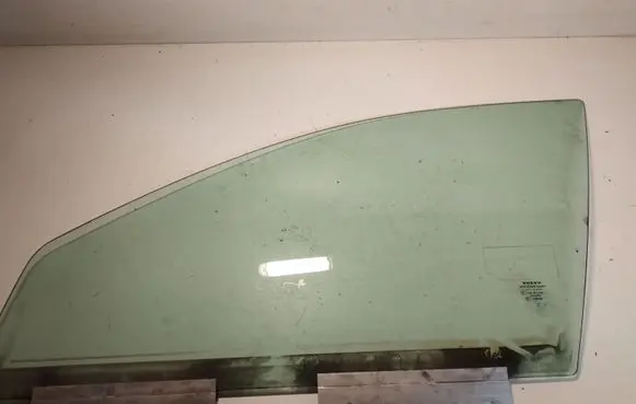 Volvo V70 Front door window glass four-door